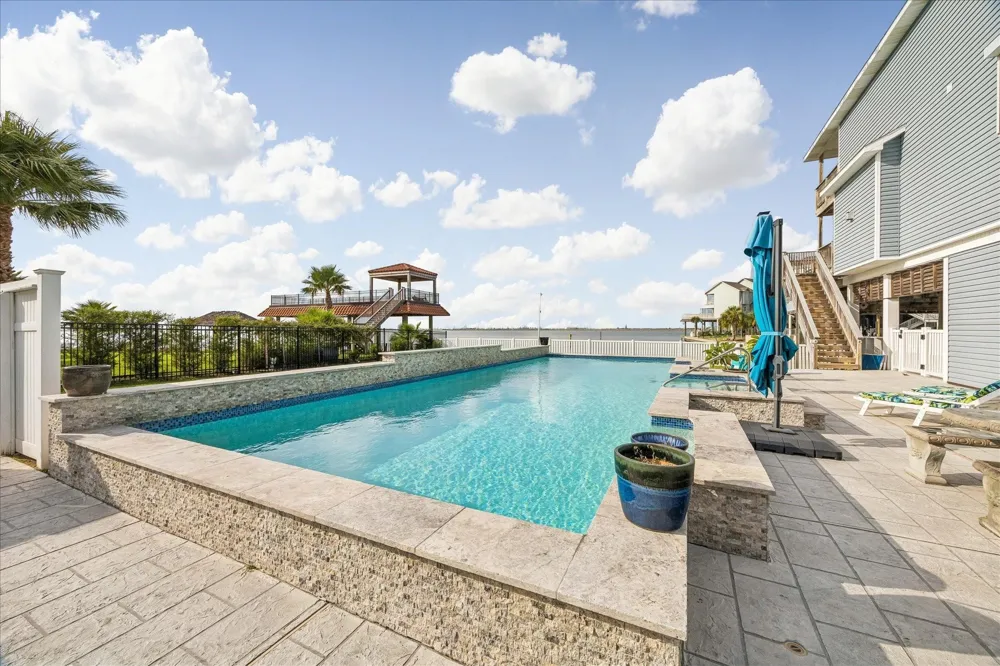 426 Sunset Circle Tiki Island, TX 77554