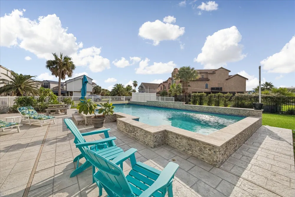 426 Sunset Circle Tiki Island, TX 77554