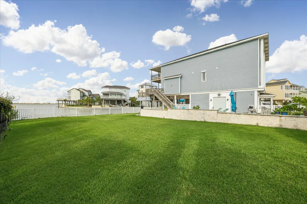 426 Sunset Circle Tiki Island, TX 77554