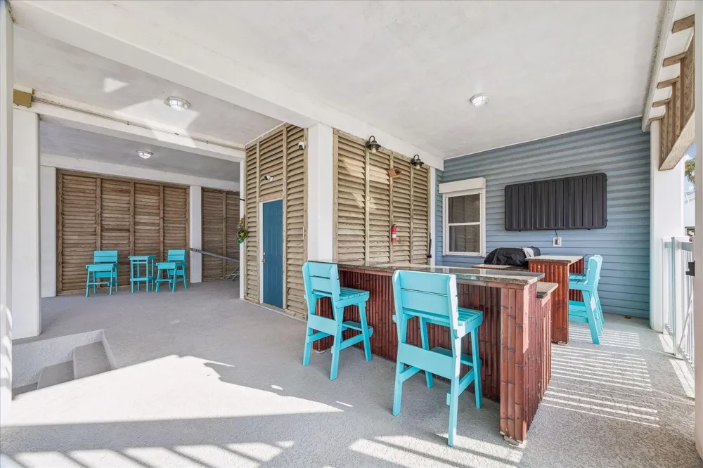 426 Sunset Circle Tiki Island, TX 77554