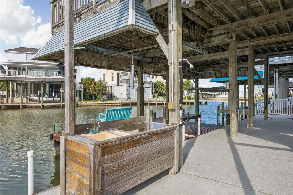 426 Sunset Circle Tiki Island, TX 77554
