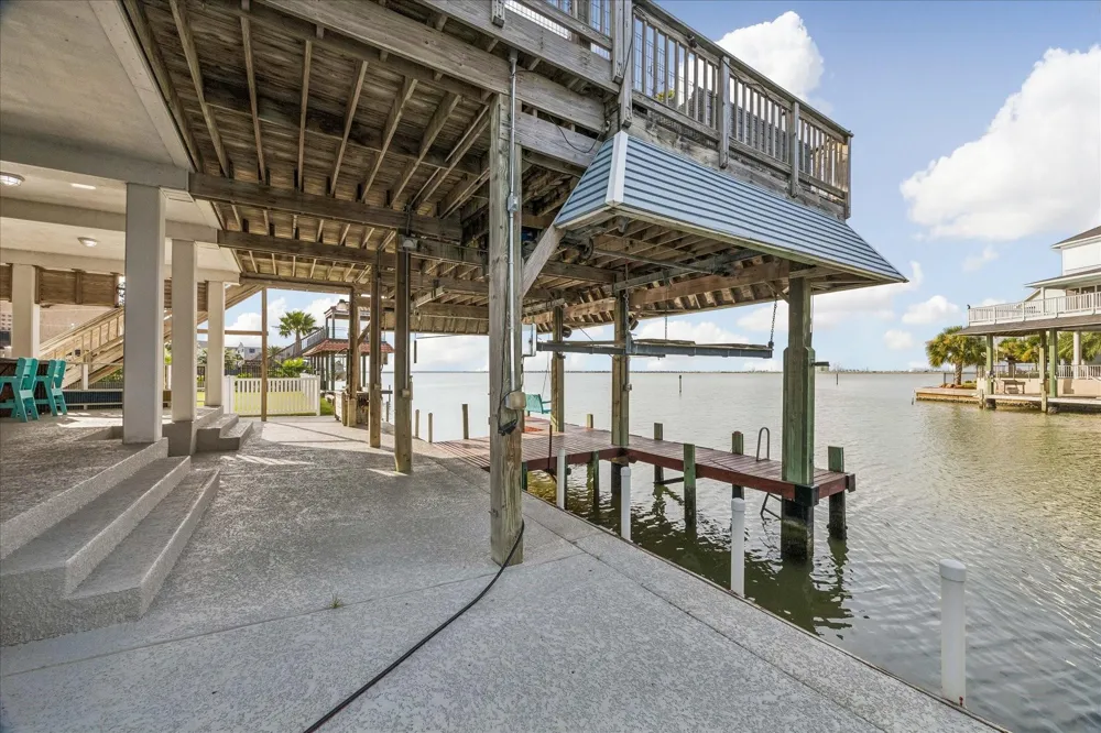 426 Sunset Circle Tiki Island, TX 77554
