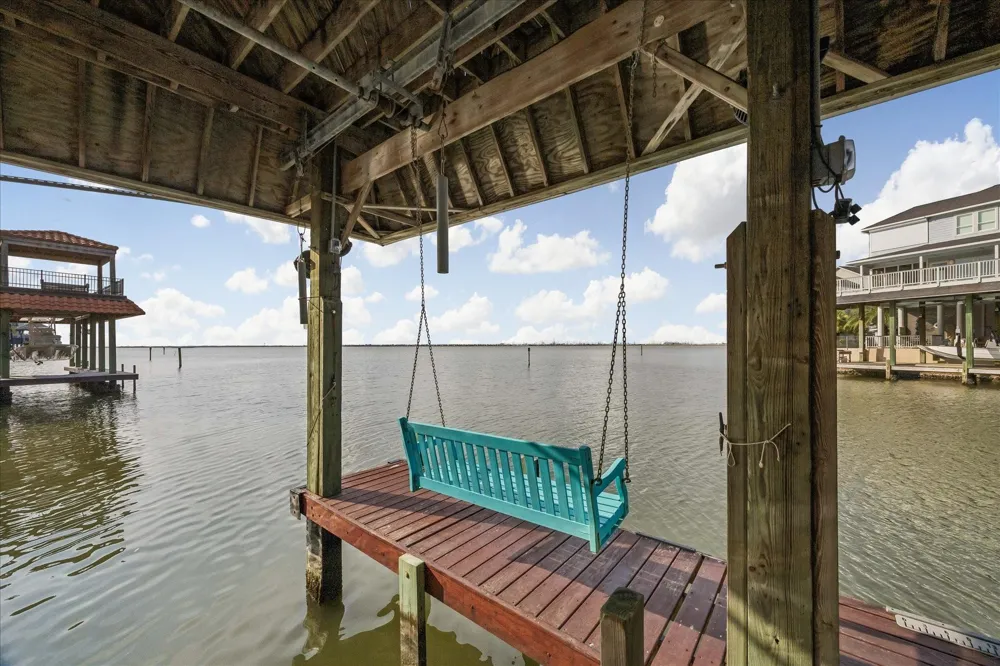 426 Sunset Circle Tiki Island, TX 77554