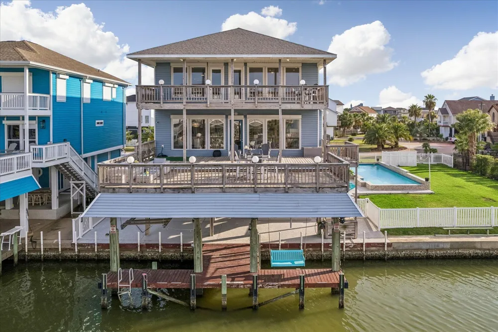 426 Sunset Circle Tiki Island, TX 77554