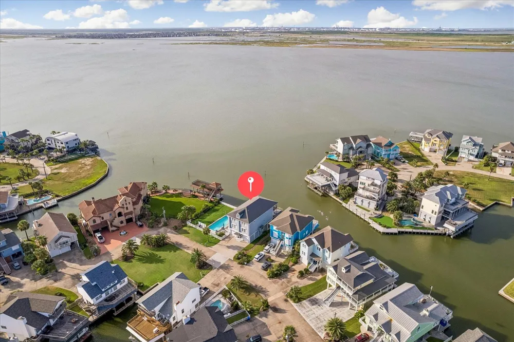 426 Sunset Circle Tiki Island, TX 77554