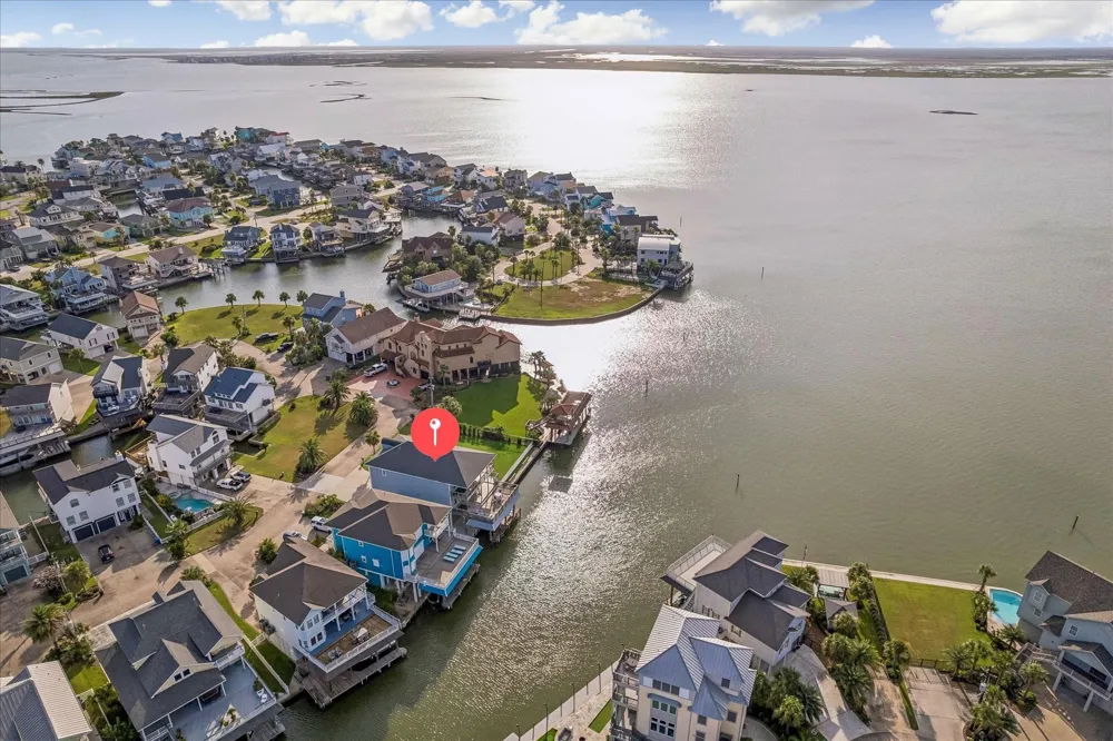 426 Sunset Circle Tiki Island, TX 77554