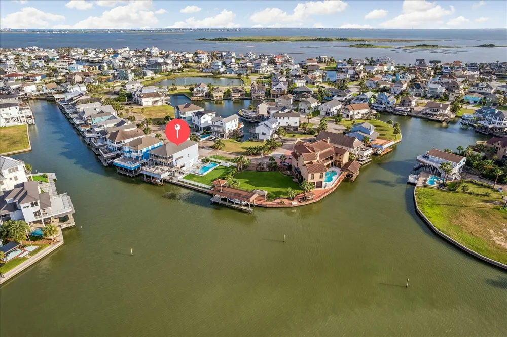 426 Sunset Circle Tiki Island, TX 77554