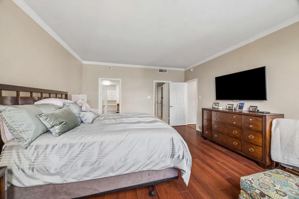 15 Greenway Plaza #10E Houston, TX 77046