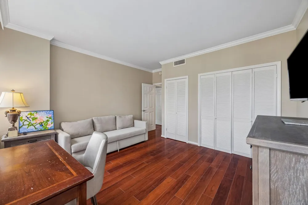 15 Greenway Plaza #10E Houston, TX 77046