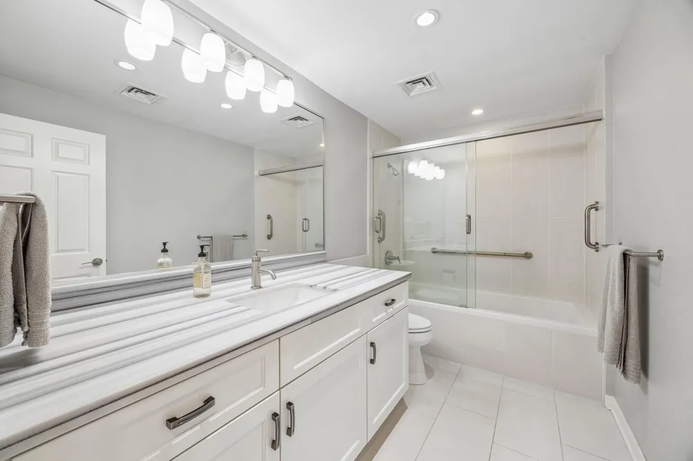 15 Greenway Plaza #10E Houston, TX 77046
