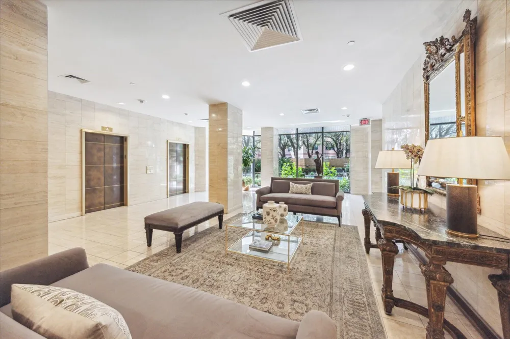 15 Greenway Plaza #10E Houston, TX 77046