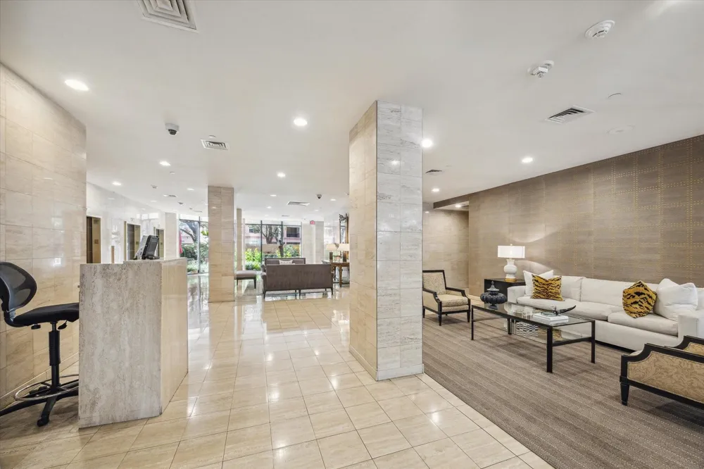 15 Greenway Plaza #10E Houston, TX 77046