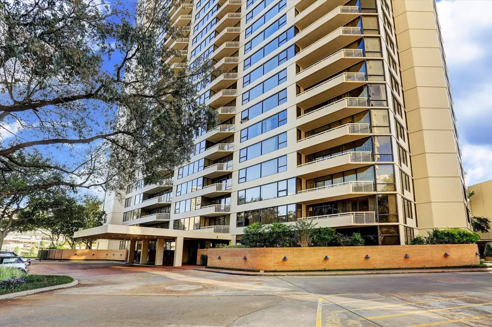 15 Greenway Plaza #10E Houston, TX 77046