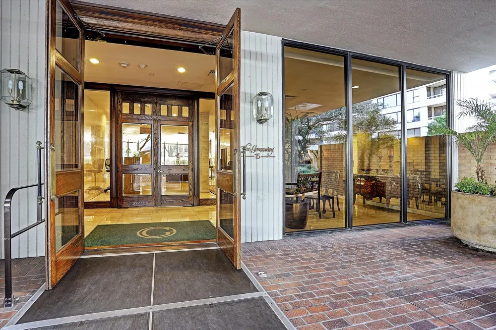 15 Greenway Plaza #10E Houston, TX 77046