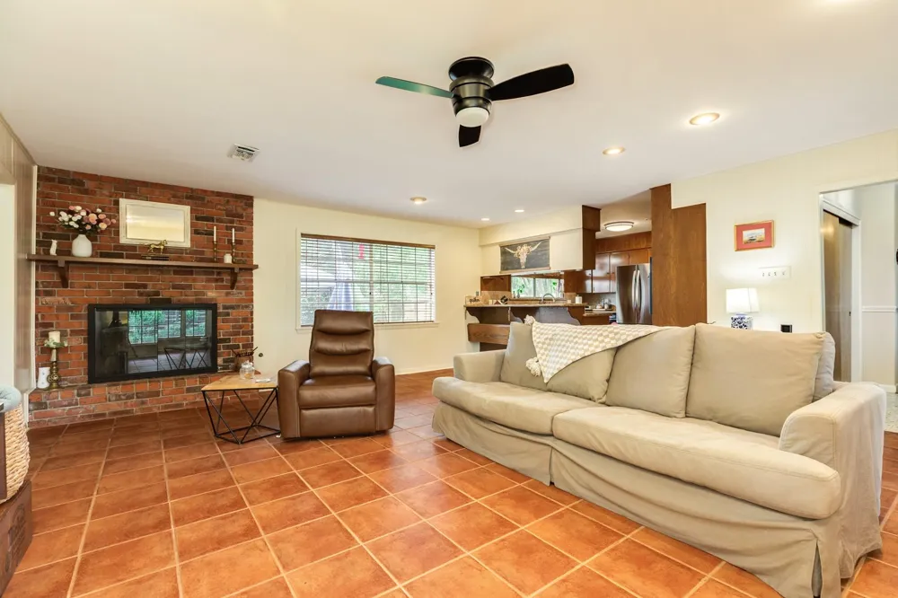 107 Hyacinth Street Lake Jackson, TX 77566