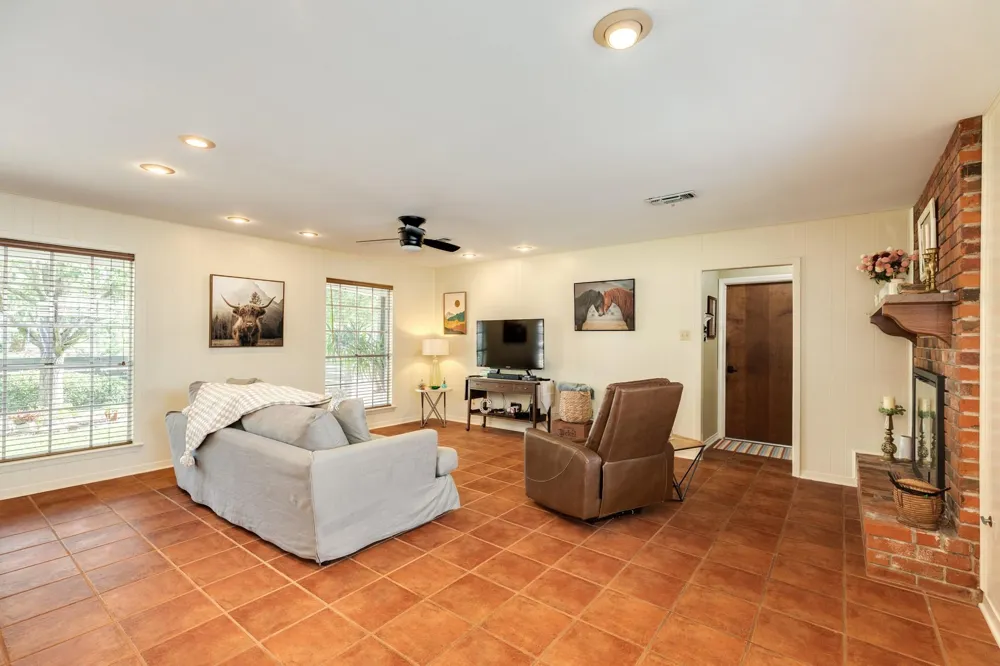107 Hyacinth Street Lake Jackson, TX 77566