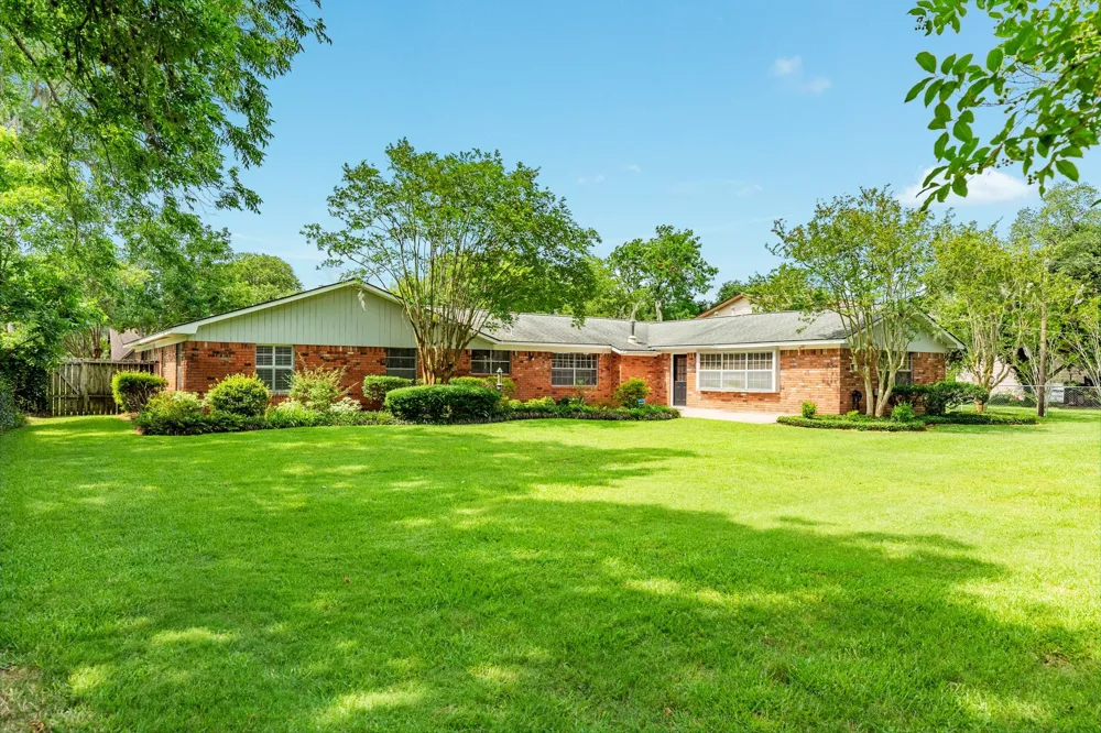 107 Hyacinth Street Lake Jackson, TX 77566