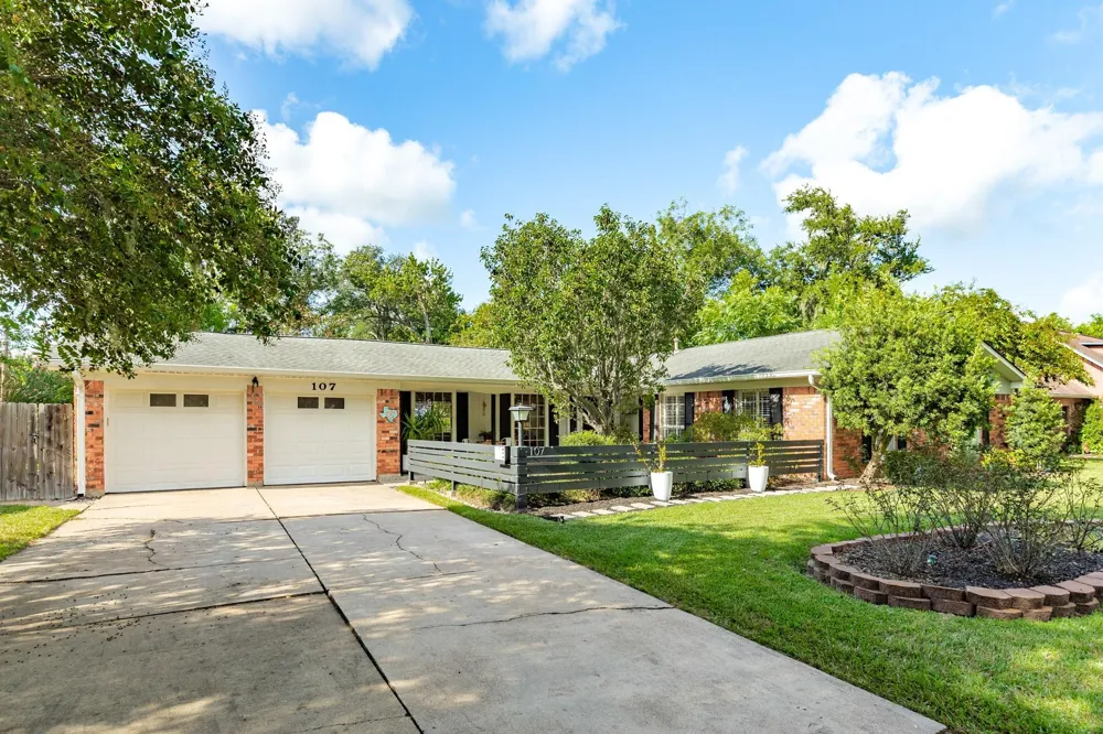 107 Hyacinth Street Lake Jackson, TX 77566