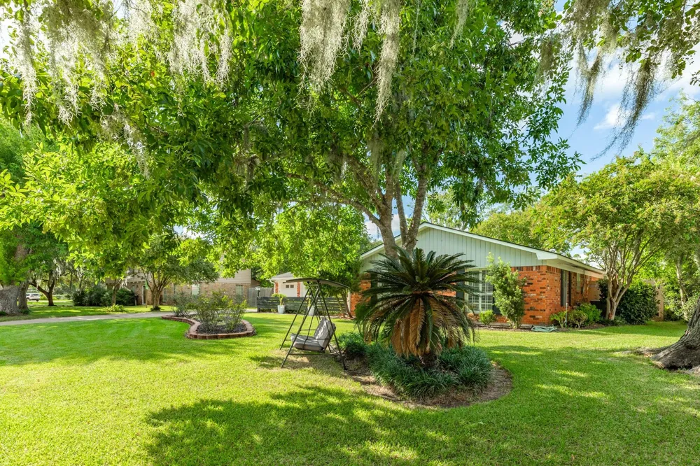 107 Hyacinth Street Lake Jackson, TX 77566
