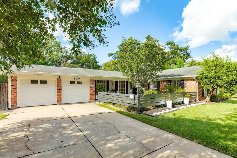 107 Hyacinth Street Lake Jackson, TX 77566
