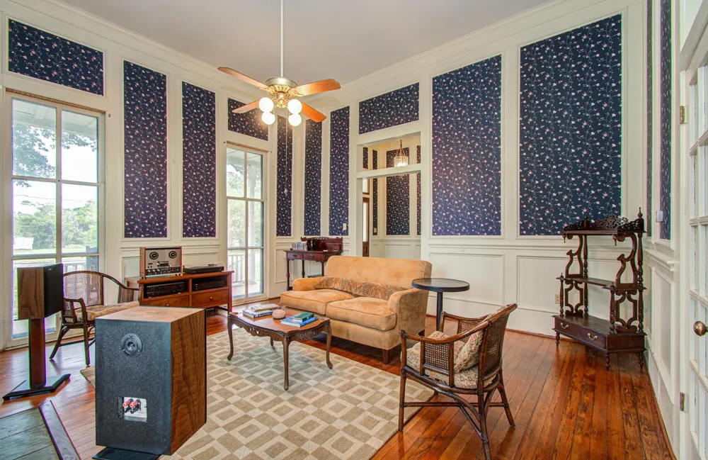 502 S College Street Weimar, TX 78962