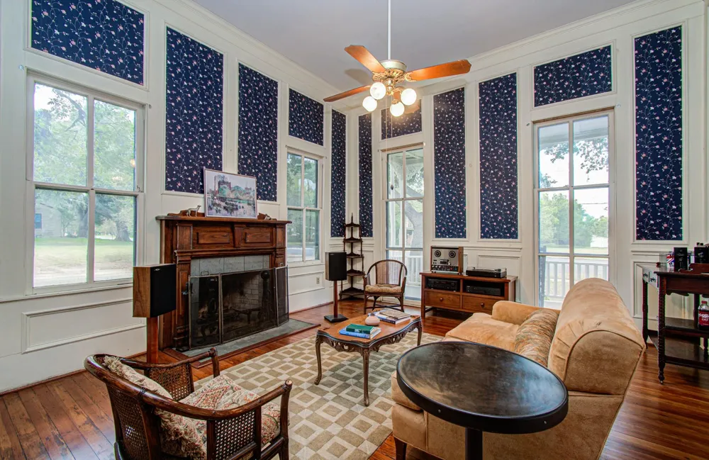502 S College Street Weimar, TX 78962