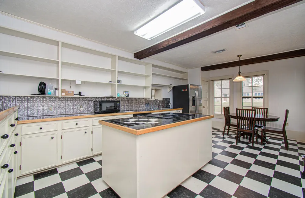 502 S College Street Weimar, TX 78962
