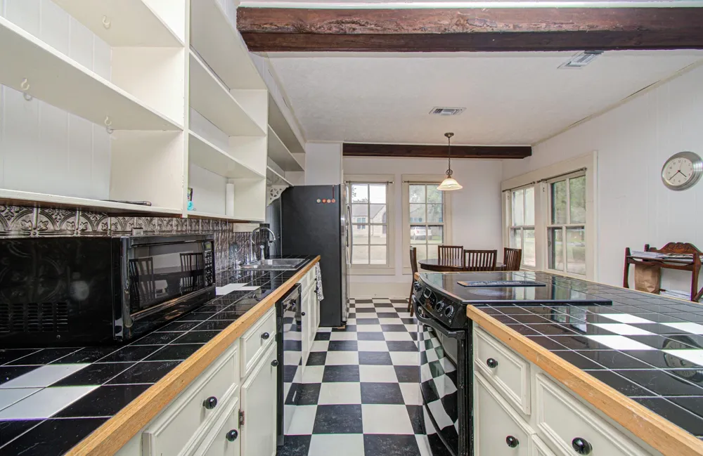 502 S College Street Weimar, TX 78962