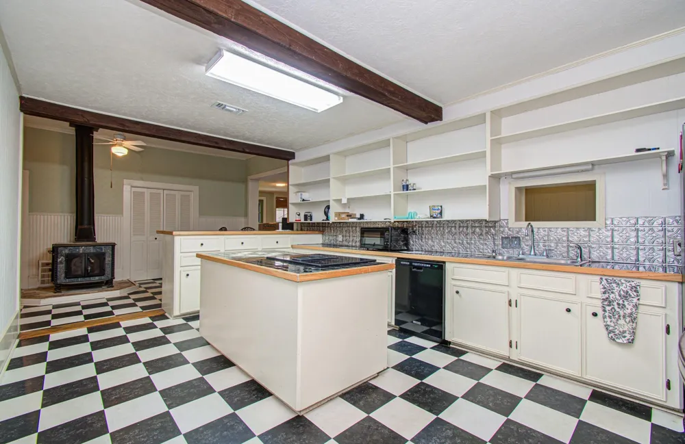 502 S College Street Weimar, TX 78962