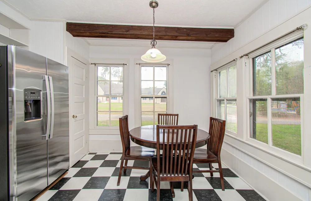 502 S College Street Weimar, TX 78962