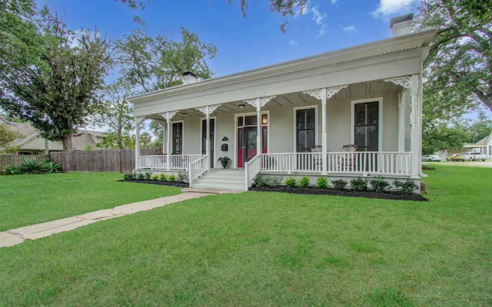 502 S College Street Weimar, TX 78962