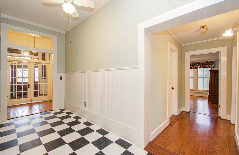 502 S College Street Weimar, TX 78962