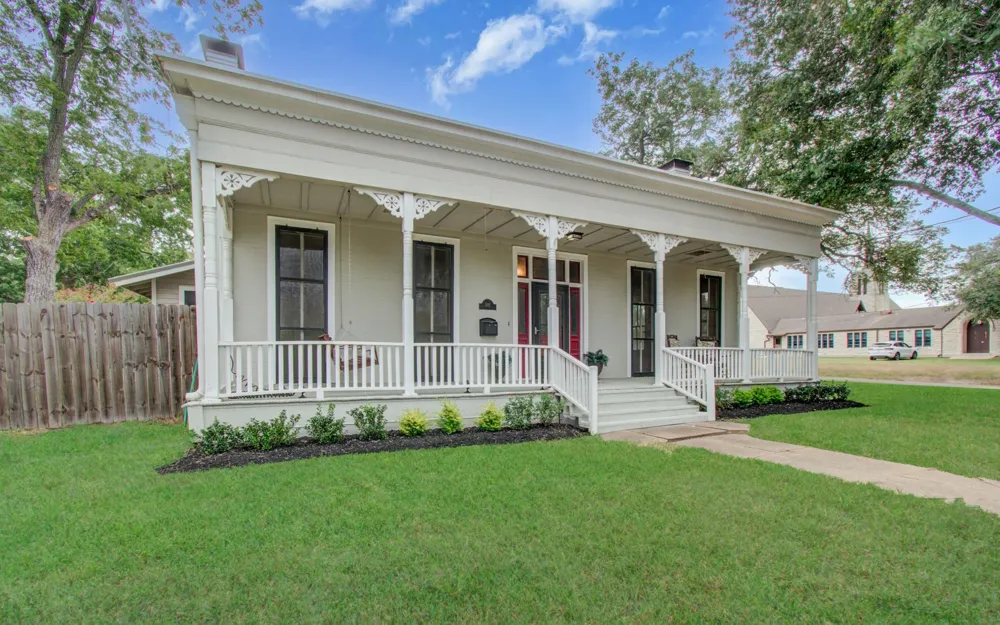 502 S College Street Weimar, TX 78962