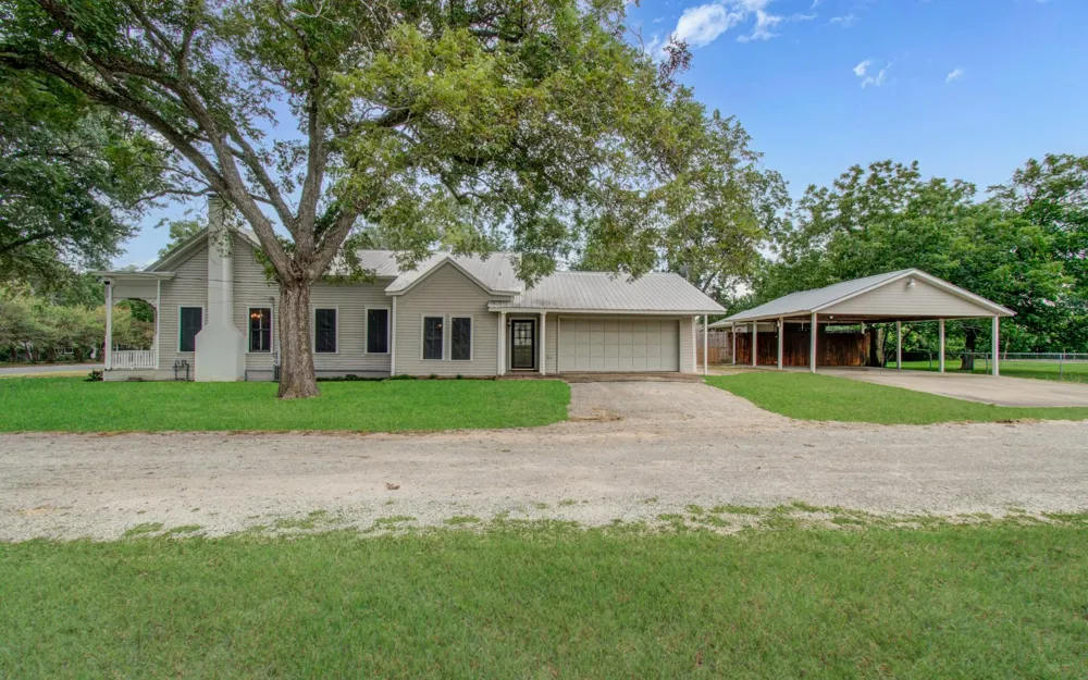 502 S College Street Weimar, TX 78962