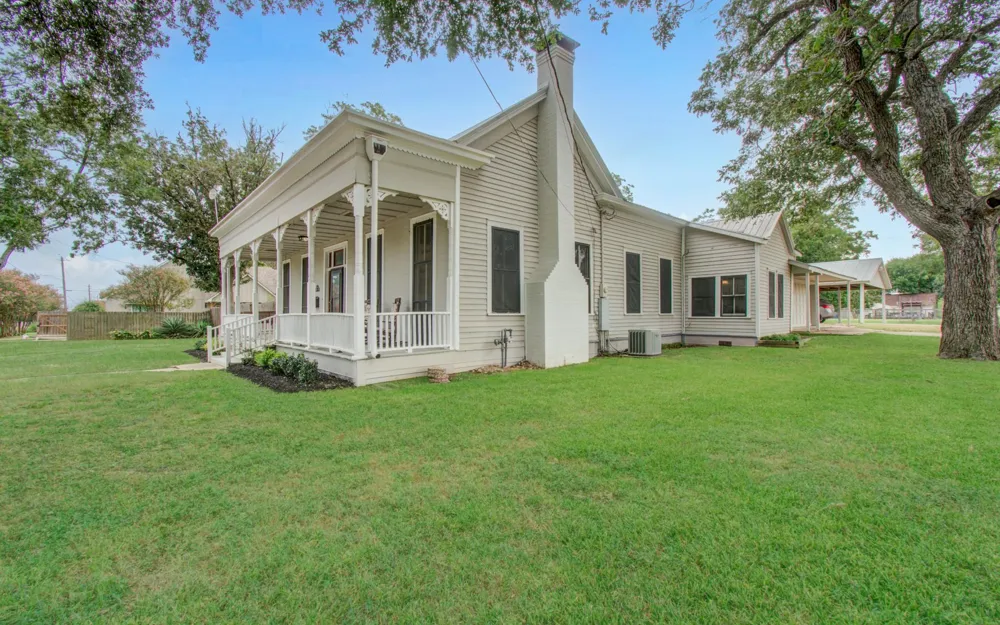 502 S College Street Weimar, TX 78962