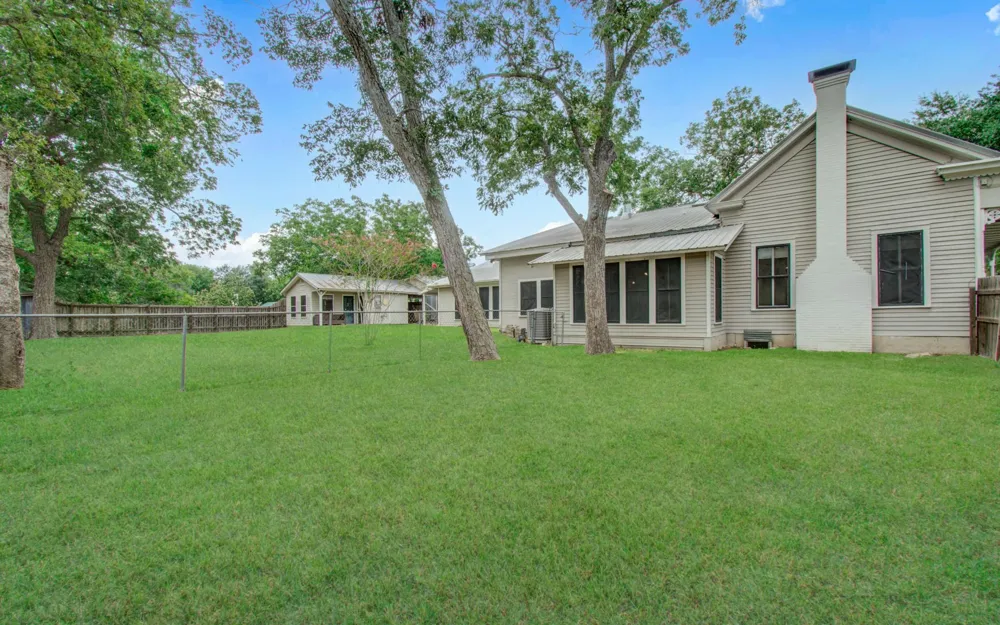 502 S College Street Weimar, TX 78962
