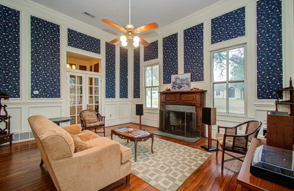 502 S College Street Weimar, TX 78962