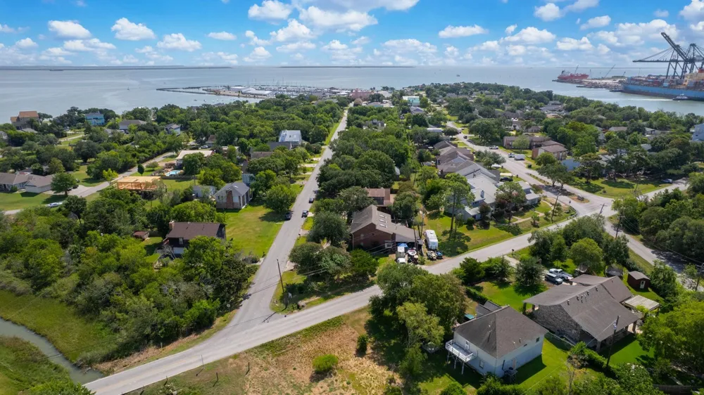 217 Baywood Street Shoreacres, TX 77571