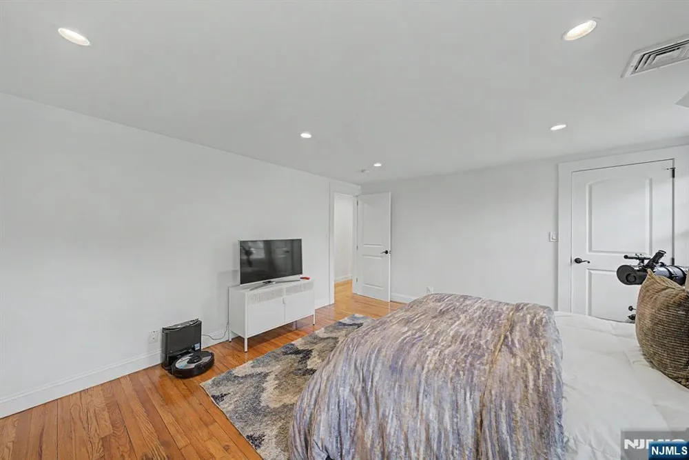 11 Hanover Place Glen Rock, NJ 07452
