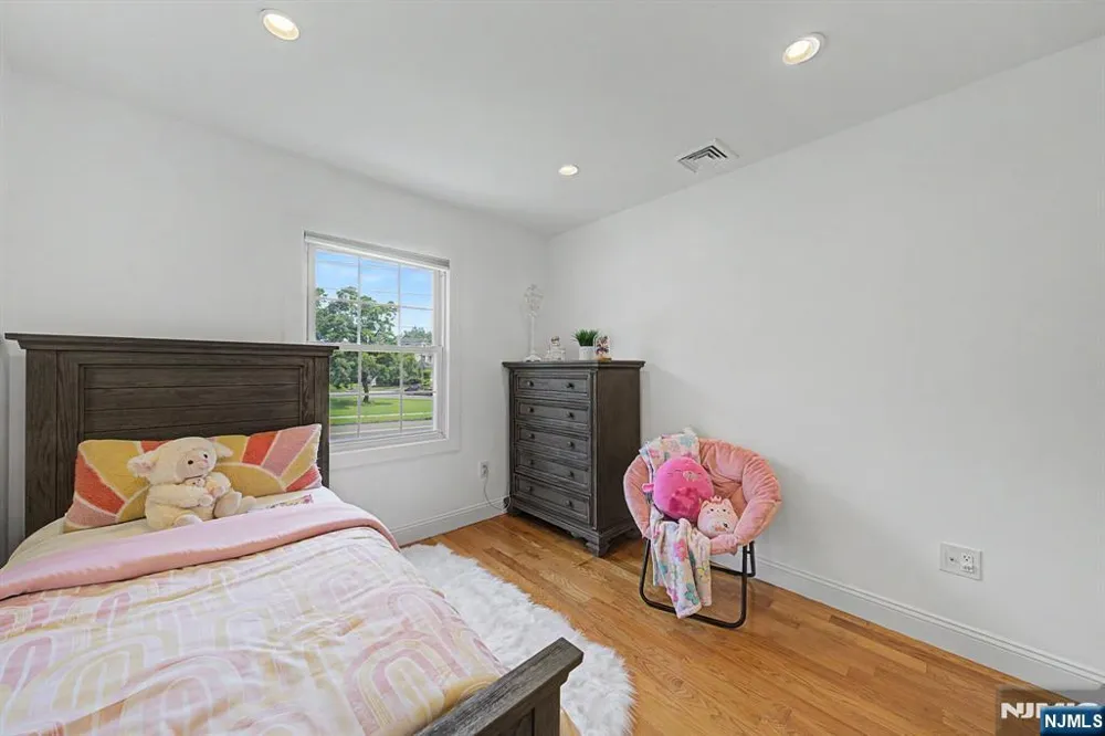 11 Hanover Place Glen Rock, NJ 07452