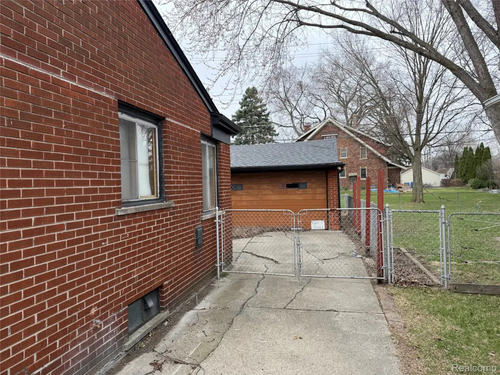 8225 Lochdale Street Dearborn Heights City, MI 48127