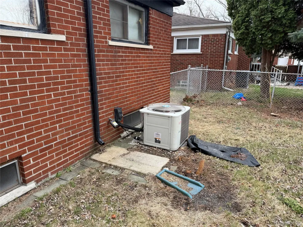 8225 Lochdale Street Dearborn Heights City, MI 48127