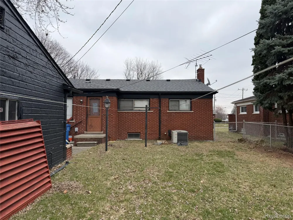 8225 Lochdale Street Dearborn Heights City, MI 48127