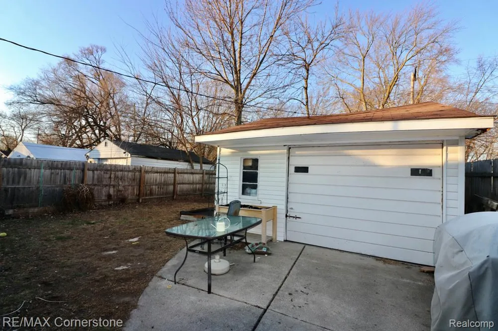 25236 Hopkins Street Dearborn Heights City, MI 48125
