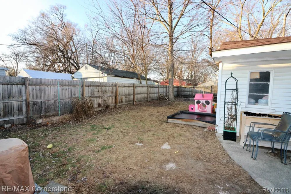 25236 Hopkins Street Dearborn Heights City, MI 48125