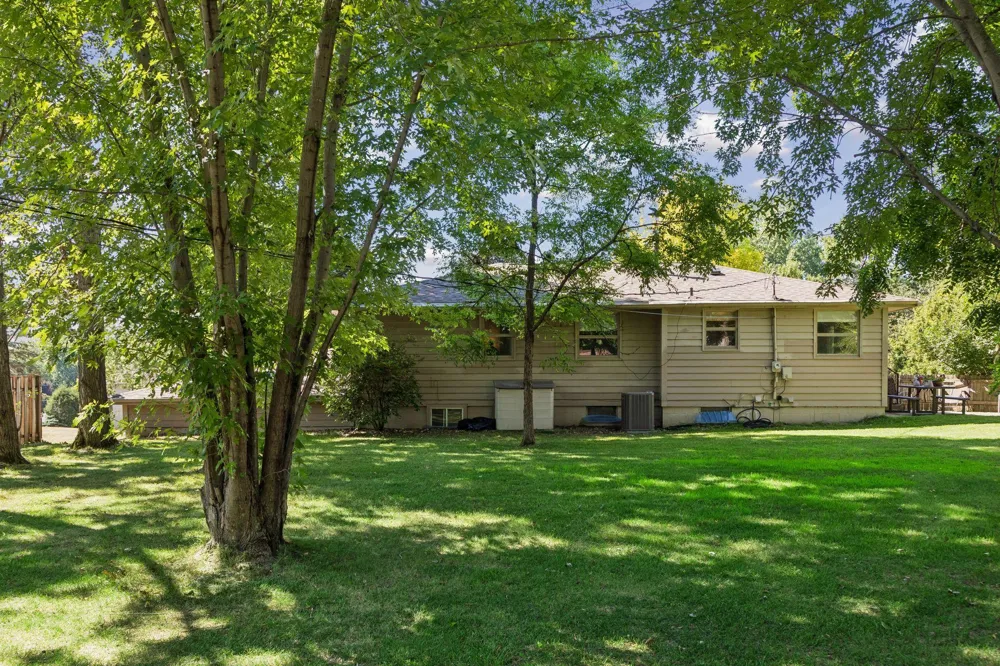 2704 Shawnee Lane Burnsville, MN 55337