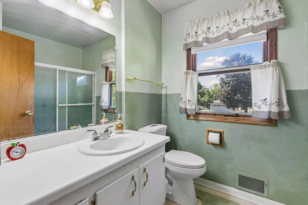 2704 Shawnee Lane Burnsville, MN 55337