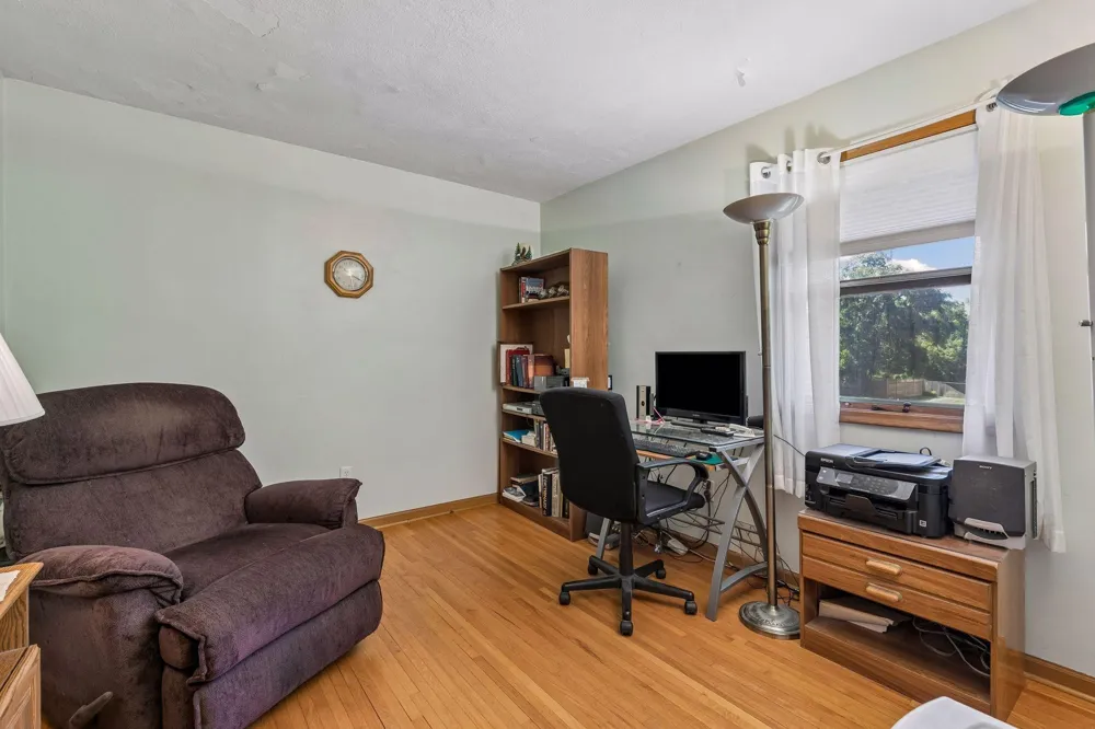 2704 Shawnee Lane Burnsville, MN 55337