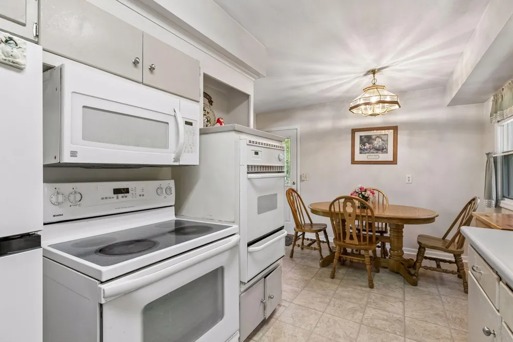 2704 Shawnee Lane Burnsville, MN 55337