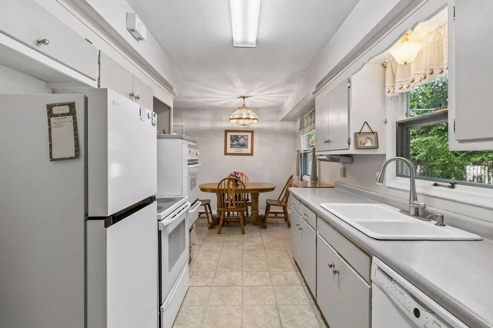 2704 Shawnee Lane Burnsville, MN 55337